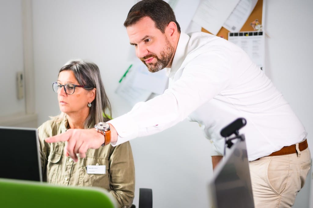Christopher Horbach und Sigrid Borrmann am Arbeitsplatz in der Kleintierklinik Frankenthal